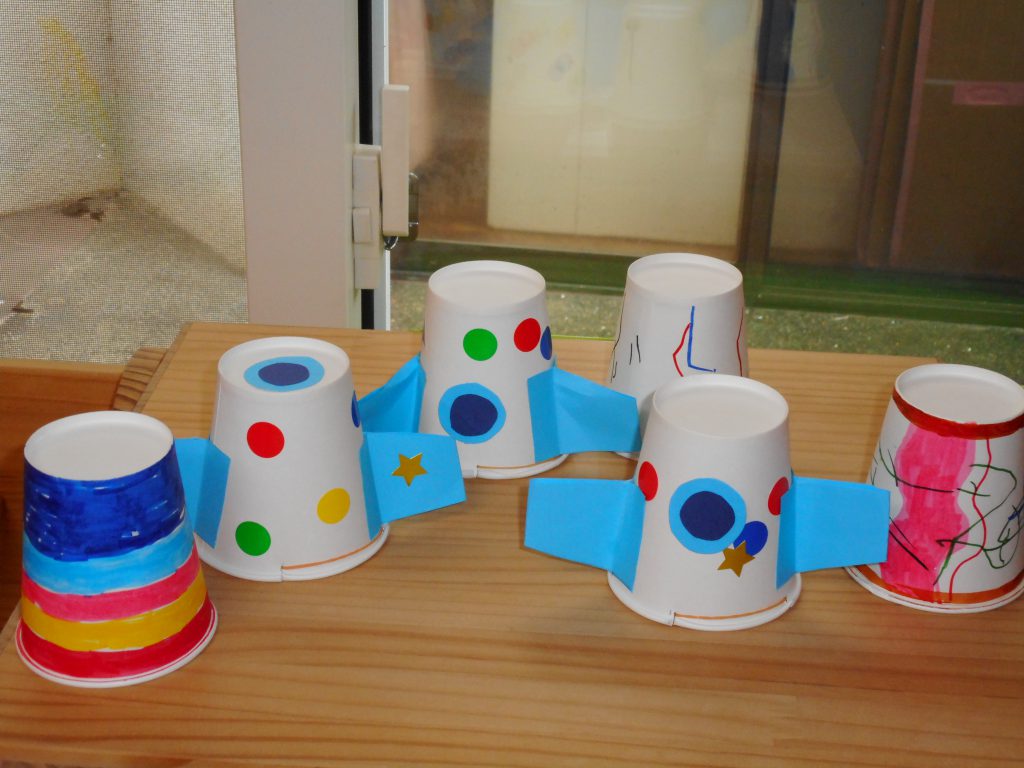 川崎市宮前区 : 紙コップロケットの作り方・遊び方