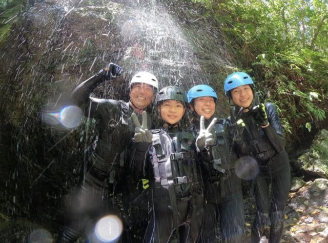 沖縄やんばるの川遊びが楽しめる滝＆秘境スポット7選家族・子供連れにも安心な有名な川から穴場まで！ - 沖縄ツアーズ