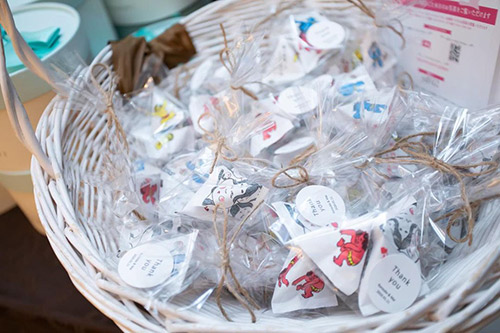 低予算100円以下のお菓子で作る簡単お菓子ブーケの作り方★カプリコ、ぼうろ、ラムネを可愛くラッピング ORIGAMI サイズseria セリア オーロラシート バレンタインホワイトデーのプチギフトにも