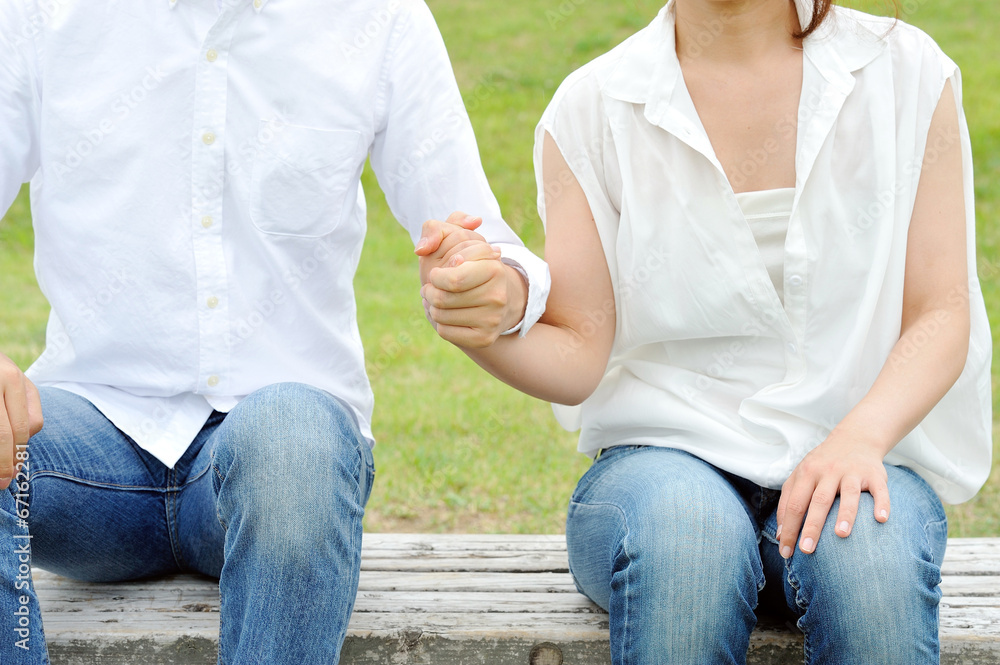 手をつなぐ高校生カップルの後姿 10904001686 の写真・イラスト素材アマナイメージズ