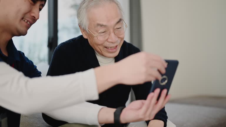 ASCII.jp：一見ガラケーだがフタを開くとスマホに変身！ 中国の老人向けスマホがスゴイ!!1 2