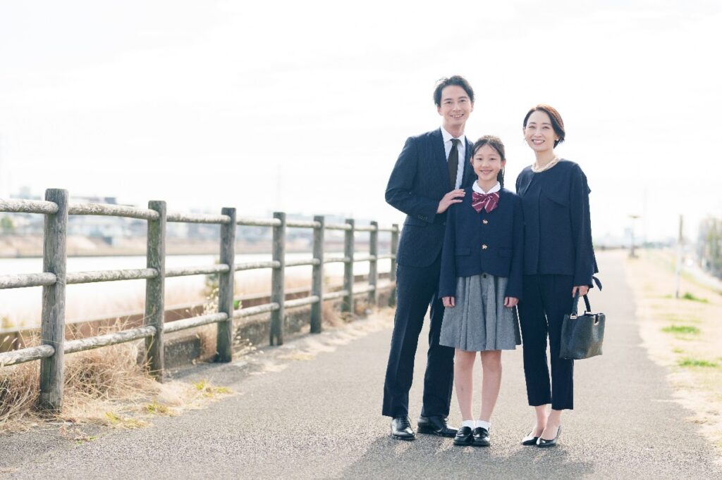 卒園式・卒業式ママのスーツの正解は？マナーからオシャレコーデまでVERY