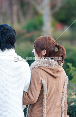 付き合ってないのに？「肩を抱いてくる」男性心理と上手なかわし方みのり当たる無料占い＆恋愛占い