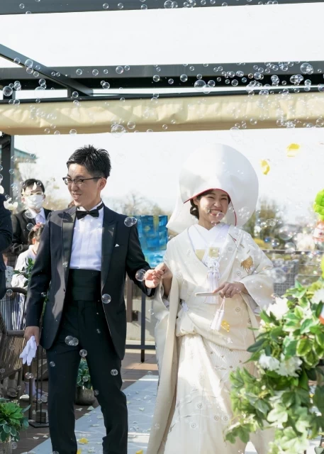 ✳︎ 大正14年に建てられ、当時からの面影が在り続ける萬屋本店の土間 立体的な裁縫で首まで詰まったレースが美しいドレスとタキシード、大正浪漫を感じるスタイル@authentique_weddingdress鎌倉湘南大正ロマン和婚萬屋本店結婚式プレ花嫁ウェディング