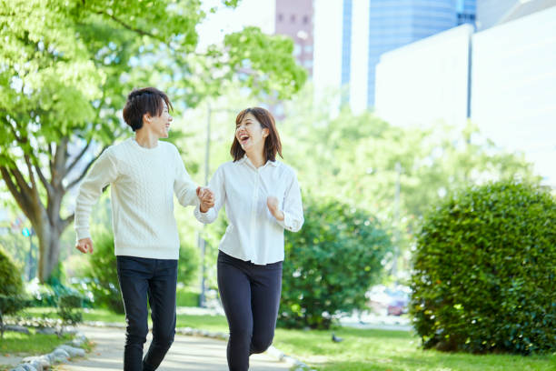 手をつなぐカップルの仲良しな日常イラスト・フリー素材なら「シンテリ」