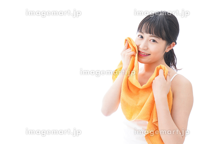 バスルームに柔らかい新鮮なテリータオルで濡れた顔を拭くヘアネットと女の子。お風呂上がりの幸せな子供。ベビーケア。スパ，清潔，衛生，健康