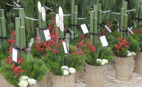 門松のルール・マナーQ&A◇門松を飾る際の基本的な知識をQ&A形式で分かりやすくご紹介。お正月の花 フラワーギフト通販なら花キューピット