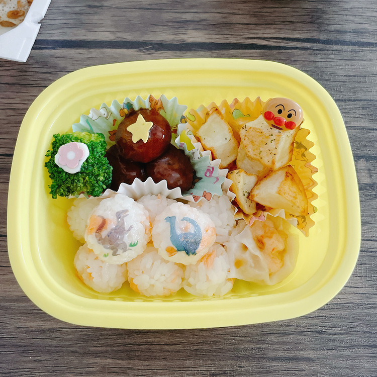 お弁当⋈ カラフルこむすびちゃん弁当⁡ 本日ご紹介するのは @ncz_cocoben さんの投稿です🍀 ⁡ ▸▸▸ からあげ グラタンたまご焼き ウインナー ブロッコリー ごはん みかん🍊 ⁡ 久しぶりのこむすびちゃんたち🍙余ってたデコふり消費🍙 マイクラの続きやる元気なかっ
