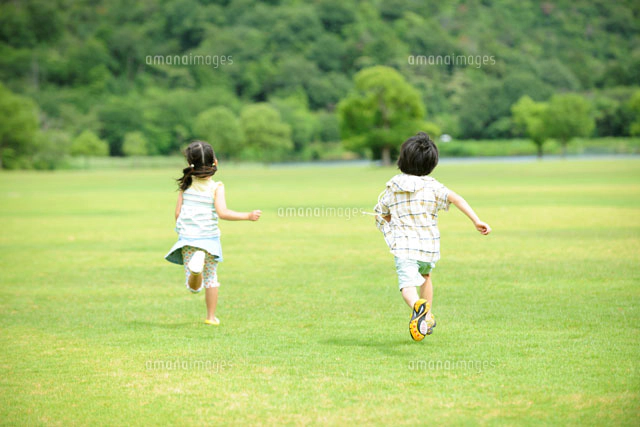 風船を持って丘を駆け上がる子供達の後ろ姿 11004090619 の写真・イラスト素材アマナイメージズ
