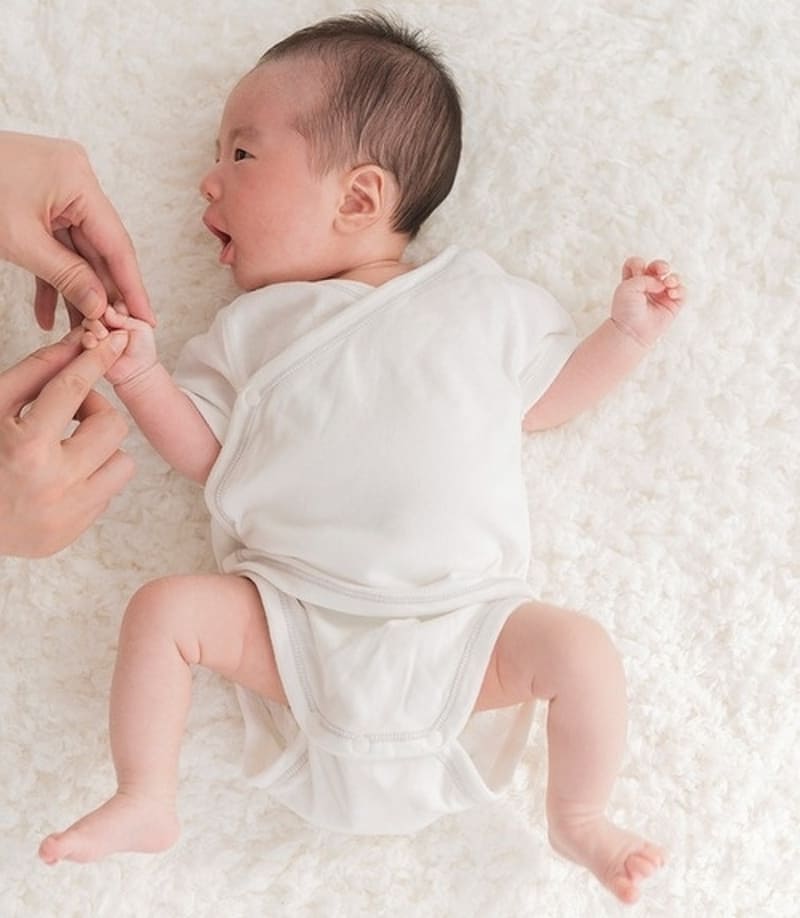 母親の膝の上で眠る女の子の写真素材FYI02959339ストックフォトの Qlean Market キュリンマーケット