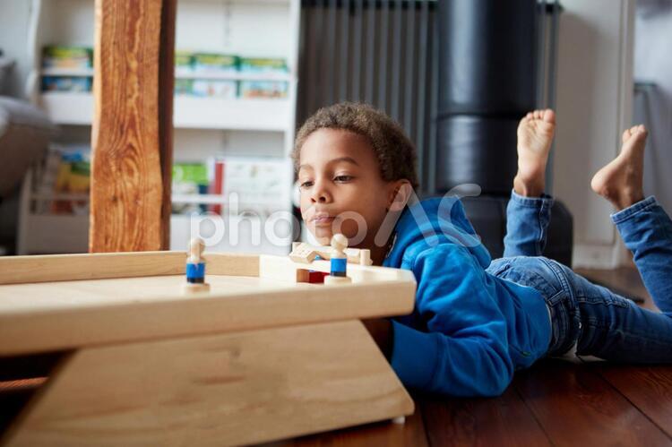 自閉症スペクトラムの子どもが一人遊びをするのはなぜ？ごっこ遊びに導くコツ -児童発達支援・放課後等デイサービスならウィズ・ユー学童の発達障がい・愛着障害への個別療育を徹底フランチャイズ募集・FC加盟