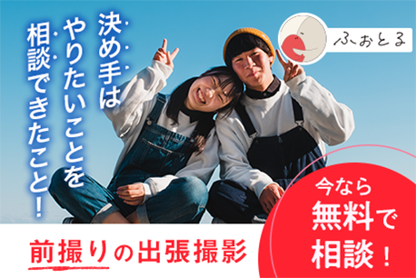 鏡の前で自撮りをするカップルの写真・画像素材-Snapmart スナップマート