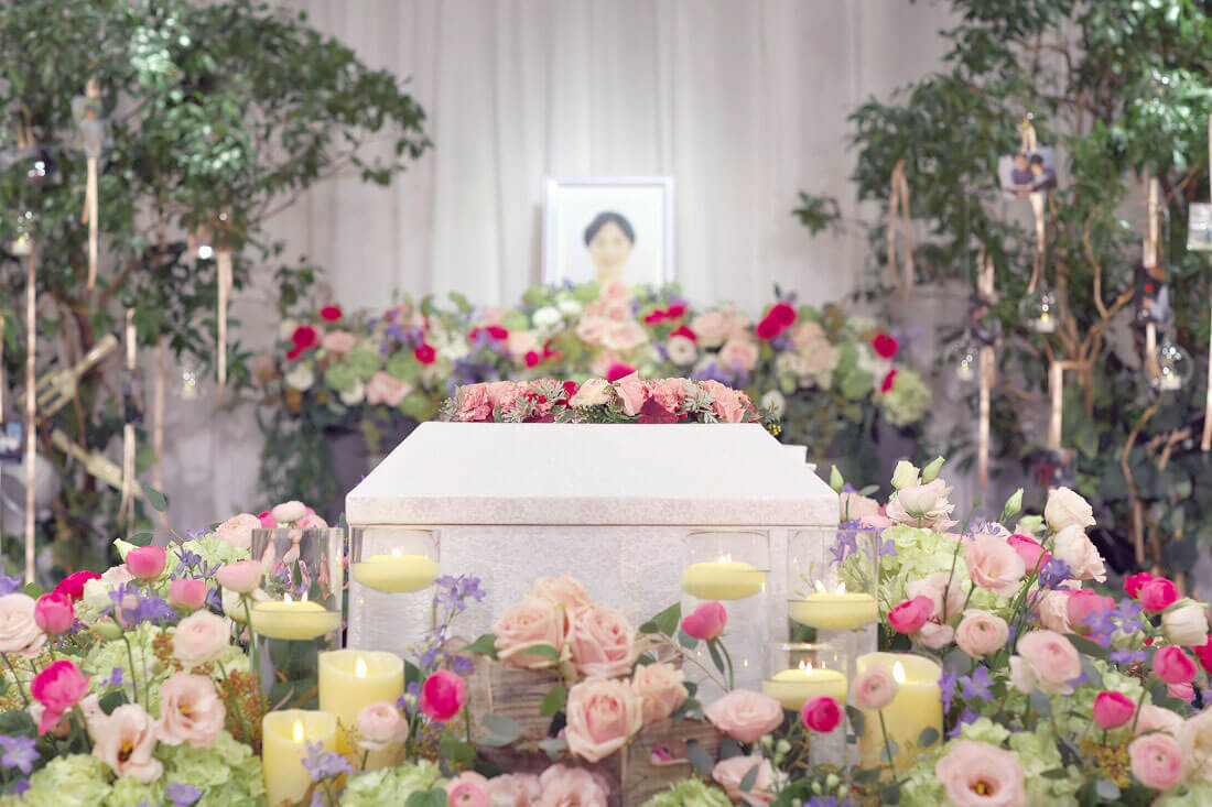 家族葬の生花祭壇の相場やサイズ・デザインについて徹底解説小さなお葬式