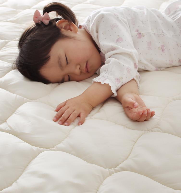 夜布団に潜る小学生の女の子の写真素材98438234- PIXTA