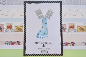 毎年父の日のプレゼントに息子と作ってる手形足形アートも、今年で9回目👣✨成長記録にもなるように、その時息子が好きなものやことをテーマに作っているのですが、今回は手形足形をとってから一緒に何に見えるか考えて作ってみました☺️足形はとーちゃんと一緒に作る