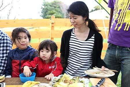 バーベキューを楽しむ家族 写真素材2319250- フォトライブラリ