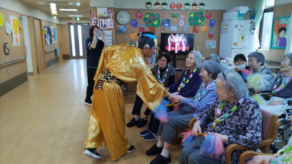 敬老会 デイサービスで炭坑節を披露しました。2024年
