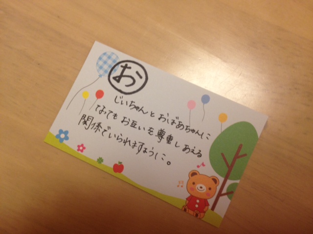 お誕生日カード表紙の制作風景です🎀 誕生日プレゼント製作活動保育園製作保育士 お誕生日カード 手作りカード保育園保育園製作保育士 2歳児0歳児1歳児3歳児赤ちゃんのいる生活画用紙画用紙製作幼稚園ダイソー幼稚園製作 手形アート