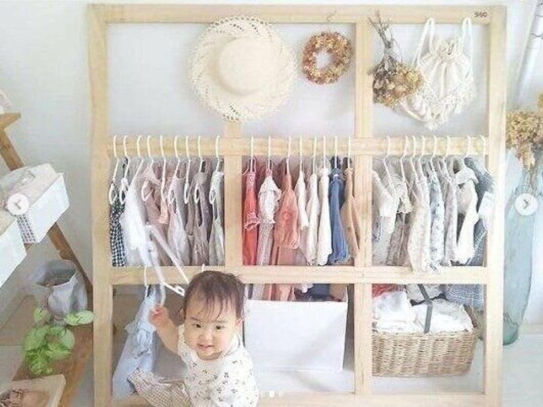 カラーボックスと突っ張り棒でつくる、使いやすい子どもクローゼット - りんごがふたつ