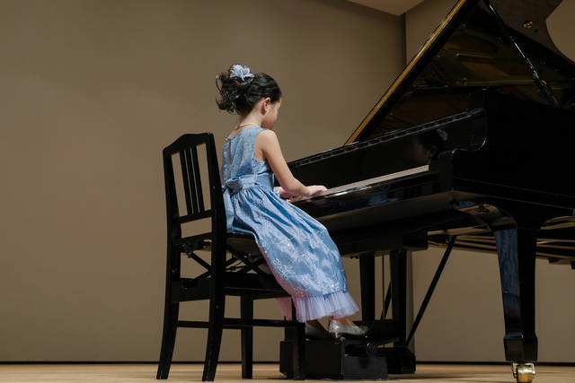 ヘアアレンジ 発表会のドレスに合う！お嬢様風ハーフアップ✨