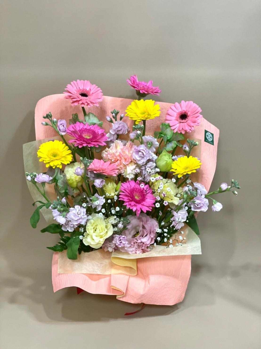 卒業式は花束でお祝い！卒業する先輩へ贈るプレゼントの花はこれ！卒アルペディア – 卒業 卒園アルバム作りのアイデア辞典