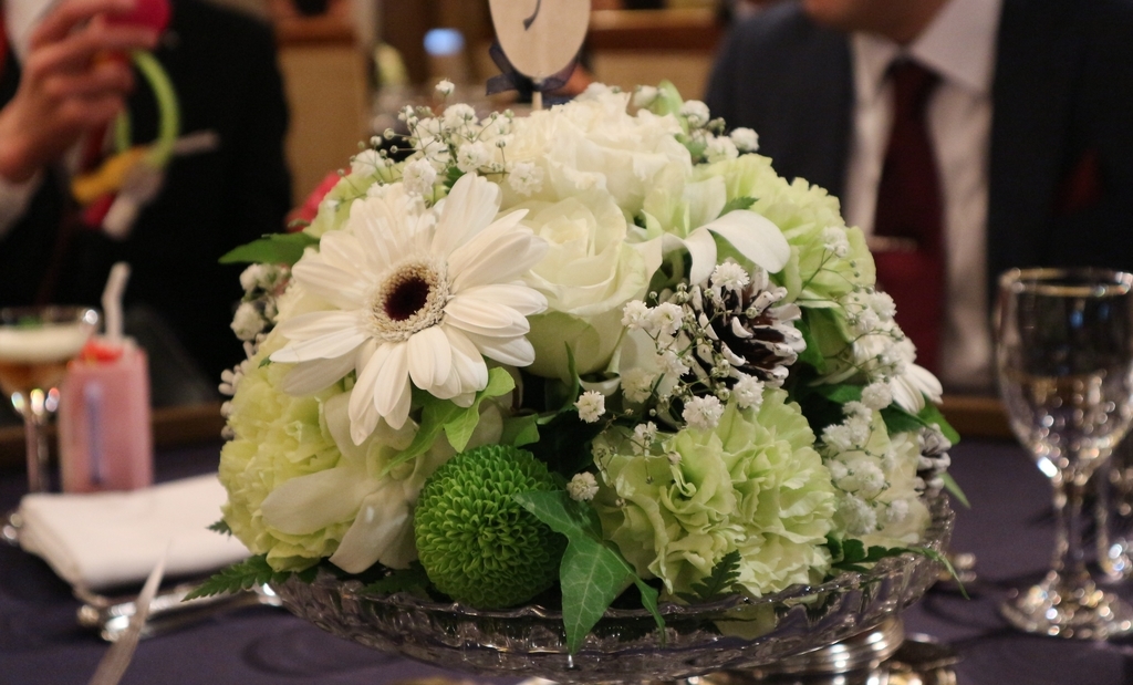 会場装花にフルーツや野菜を使って、ナチュラルなコーディネート。披露宴後は全てゲストにお持ち帰り頂けます。意外性もありますが、鮮やかな雰囲気も。 ホテルウェディング野菜フルーツナチュラルhappyweddingウェディングチャペル挙式キリスト式