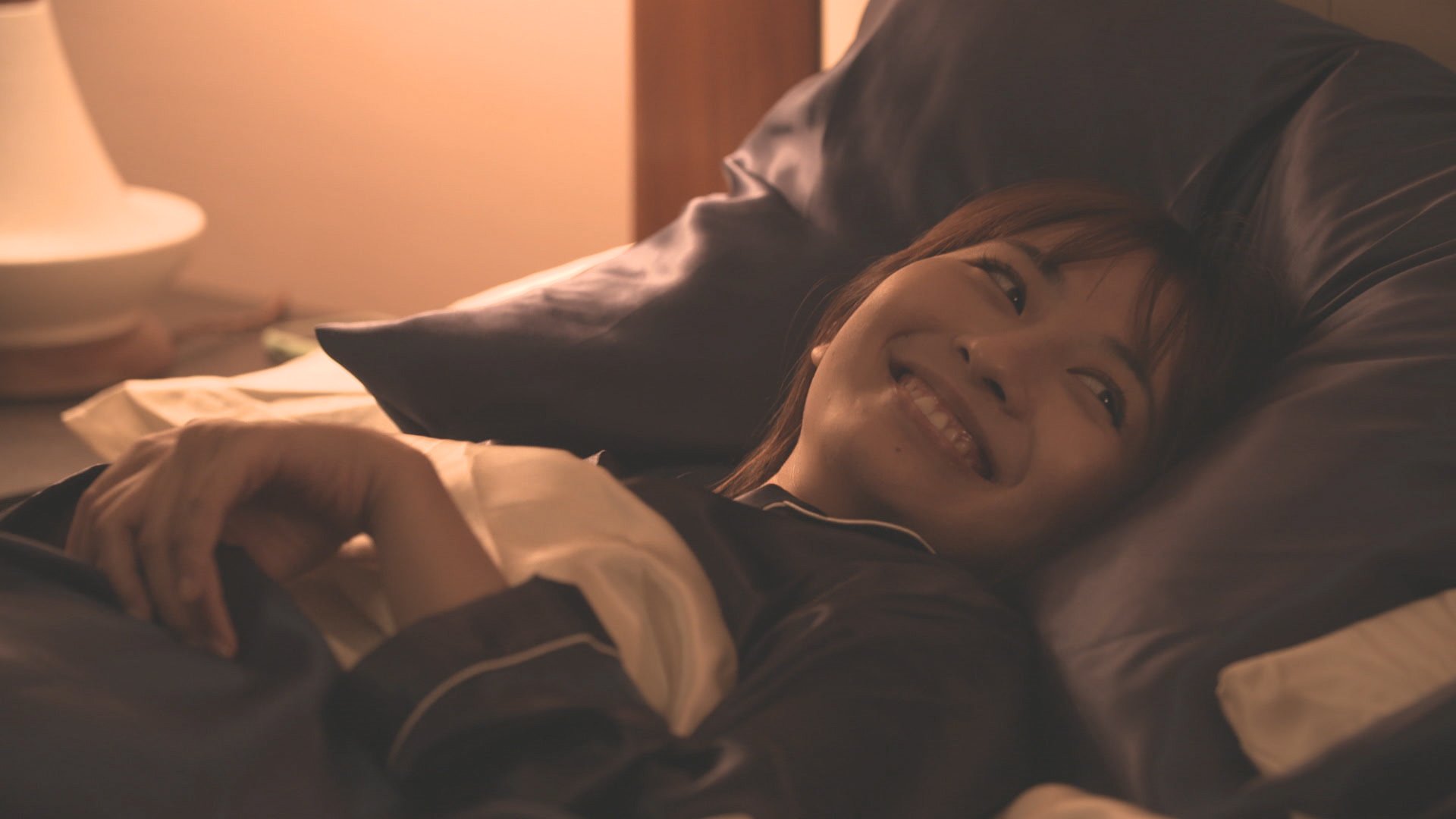 犬飼貴丈＆ロン・モンロウ“同棲”最後の夜に腕枕「くっついて寝よっか」 結末に感動と胸キュンの声殺到＜ダブルベッド＞ - モデルプレス