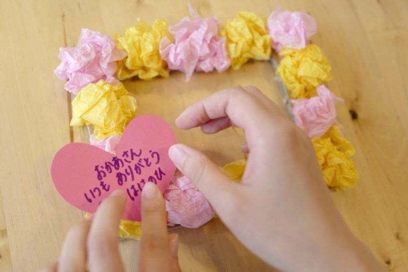 イラスト・メッセージ彫刻 写真立て 母の日 父の日 敬老の日 誕生日 披露宴 記念日 フォトフレーム スタンド プレゼント ギフト オーダーメイドオリジナル 子育て感謝状 両親贈呈品 結婚式 こどもの絵 手書き ロゴ 卒園記念品 卒園制作 還暦 古希 喜寿 傘寿 卒寿 白寿