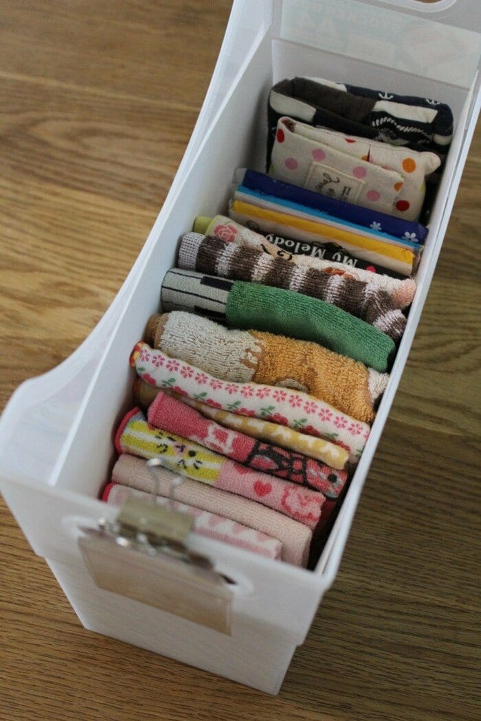 ランドセルの側にハンカチ、ティッシュ置き場子どもが毎日、学校や保育園に持っていくハンカチ タオル やティッシュ。次の日の時間割りと一緒に用意できるように、ランドセル置き場の近くに置いています。 ランドセルはファミリークローゼットに入って右側