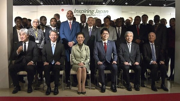 亡き母を偲ぶ椿に「ありがとう」久子さま「いけばなインターナショナル」ご鑑賞FNNプライムオンライン