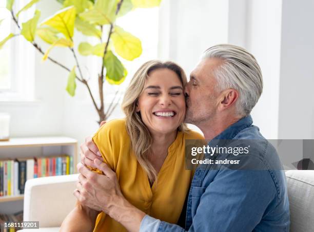 ほっぺつんつんしてくる男性心理10選恋愛救世主