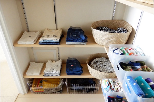 ファミリークローゼットには可動棚！ 設計のポイントとはHOUSTO おウチの収納.com