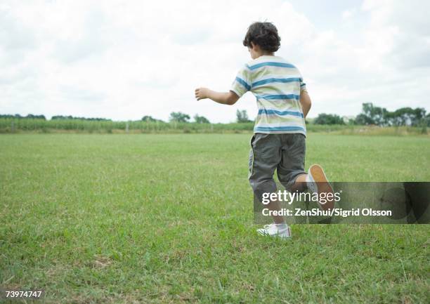 公園を走る男の子の後ろ姿の写真素材FYI07694324ストックフォトの Qlean Market キュリンマーケット