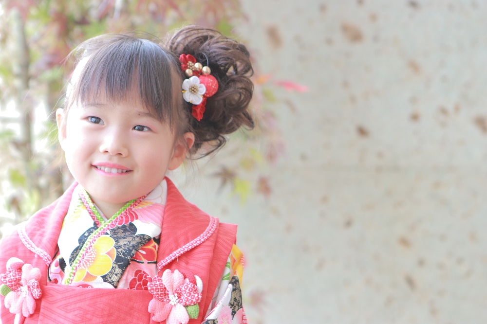 3歳・女の子 七五三の可愛い髪型を紹介！定番のヘアアレンジ - ハピリィフォトスタジオ