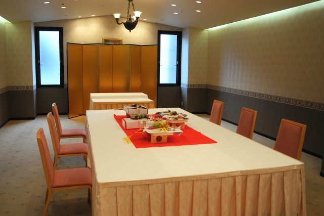 顔合わせ・婚約食事会の服装選び 新郎新婦・両親・兄弟姉妹別に解説結婚式パーティーのレンタルドレス・アイテムはCariru