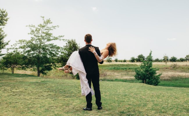 お姫様抱っこするカップル - 商用利用可能な写真素材・イラスト素材ならストックフォトの定額制ペイレスイメージズ