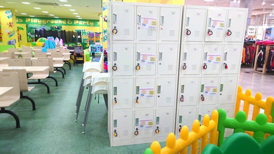 木の温もりを感じる幼児用ロッカー – なかよしライブラリ