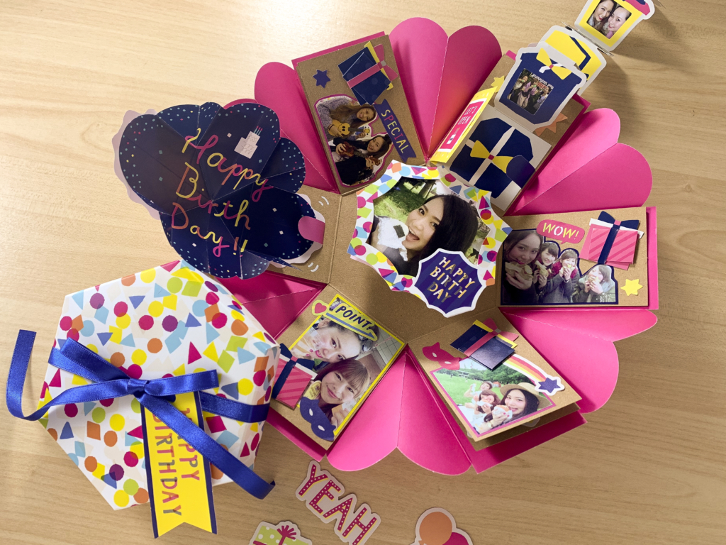 パラパラめくるたびに彼氏もびっくりなサプライズ！仕掛けいっぱいの手作り誕生日アルバム！ 手作りアルバムアルバムキッチン