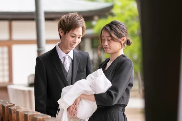 お宮参りの服装マナーは？ママ・パパ、赤ちゃん、祖父母の当日コーデSNAP集VERY