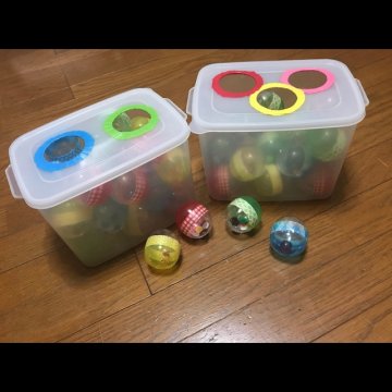 保育士さん必見✨ .カプセルで、ゆらゆらクラゲ💎 ＼ 今回は @rai.rai.mama さんの投稿をご紹介させていただきます✨ .------------------------------------------ 風でゆらゆら～光でキラキラ デコレーションしたガチャガチャの カプセルをオーガンジーの布でくるん