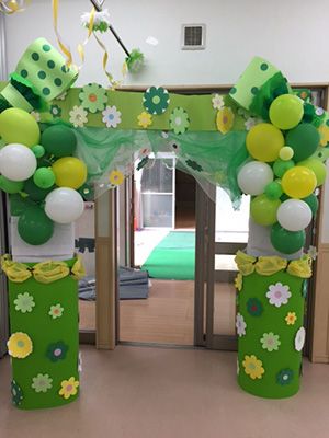 黄色がまばゆい満開の花たち』 卒園式アーチ 🌼 お花いっぱいの明るいアーチで卒園児たちを送り出しましょう✨ チュールレースでエレガントに仕上げます。入園式にもどうぞ！ 🌼 「子どもたちを笑顔で送り出す！卒園式の飾りつけアイデア」 ナツメ社 に掲載して頂いて