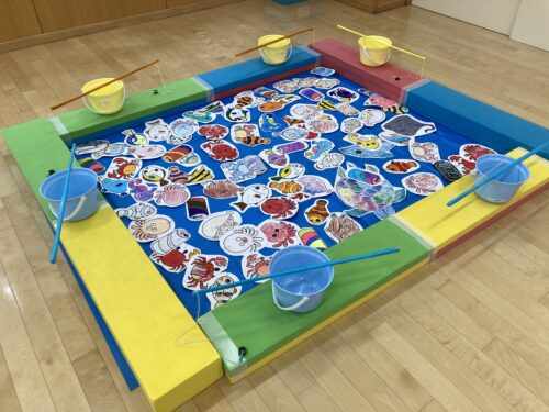 8月24日に行われた夏祭り。！ 室内には遊びが2つと手作りコーナー、フォトスペース 外にもゲームコーナーがあり、お母さんやお父さんと一緒にゲームをしたり 手作りおもちゃを作ったりして楽しい時間を過ごしました。😊未来会小規模保育園夏夏祭り