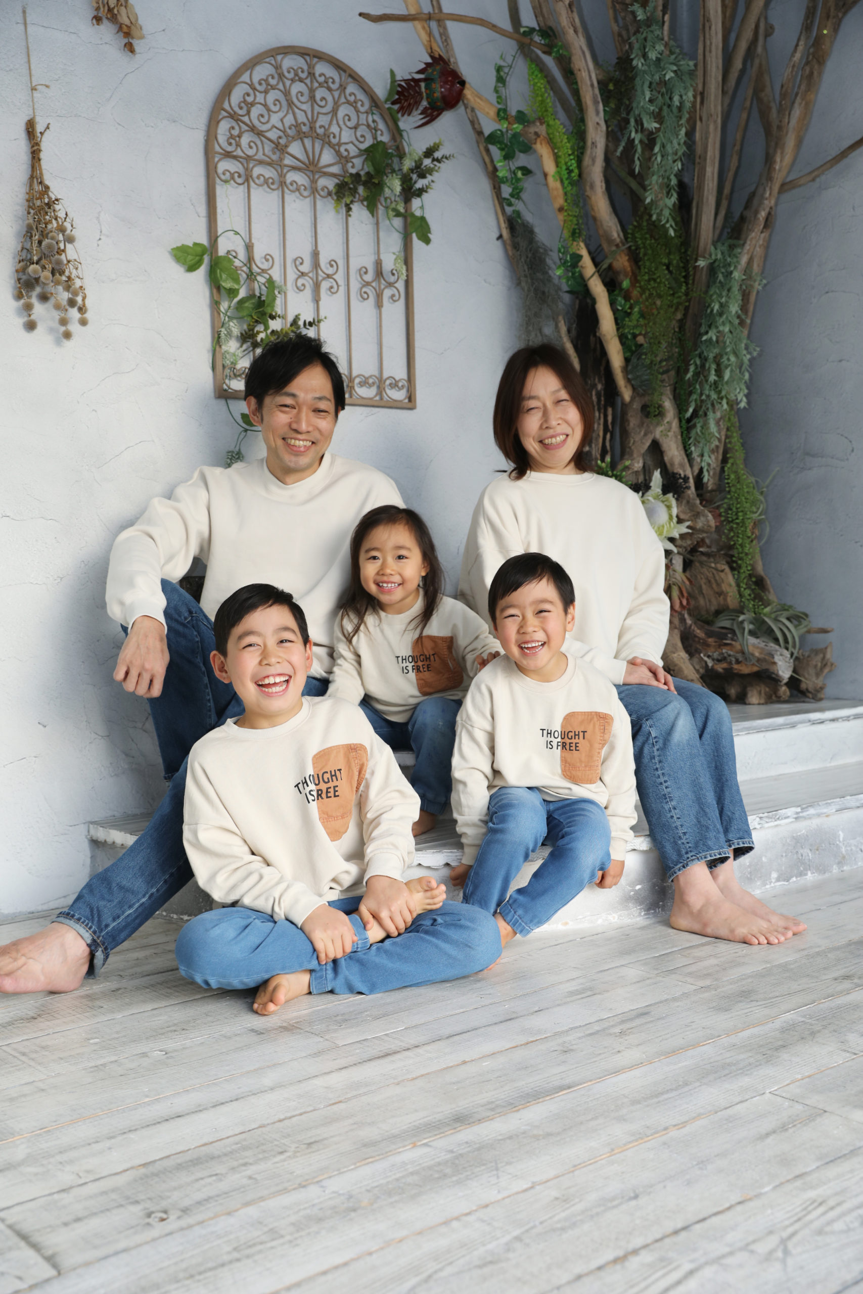 家族写真はカジュアルに！服装選びのポイント、購入場所や注意点も解説フォトスタジオ ハピスタ 家族写真・子供写真・七五三