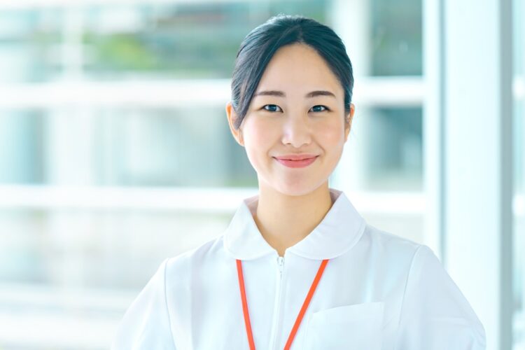 カップルにアドバイスをしている若い男性医師の写真素材FYI04731294ストックフォトの Qlean Market キュリンマーケット