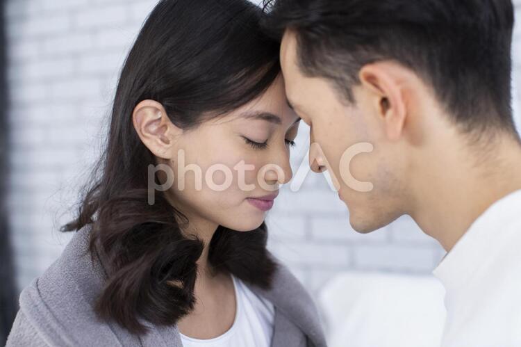 おでこをくっつけるカップルイラスト - No: 2298131無料イラスト・フリー素材なら「イラストAC」