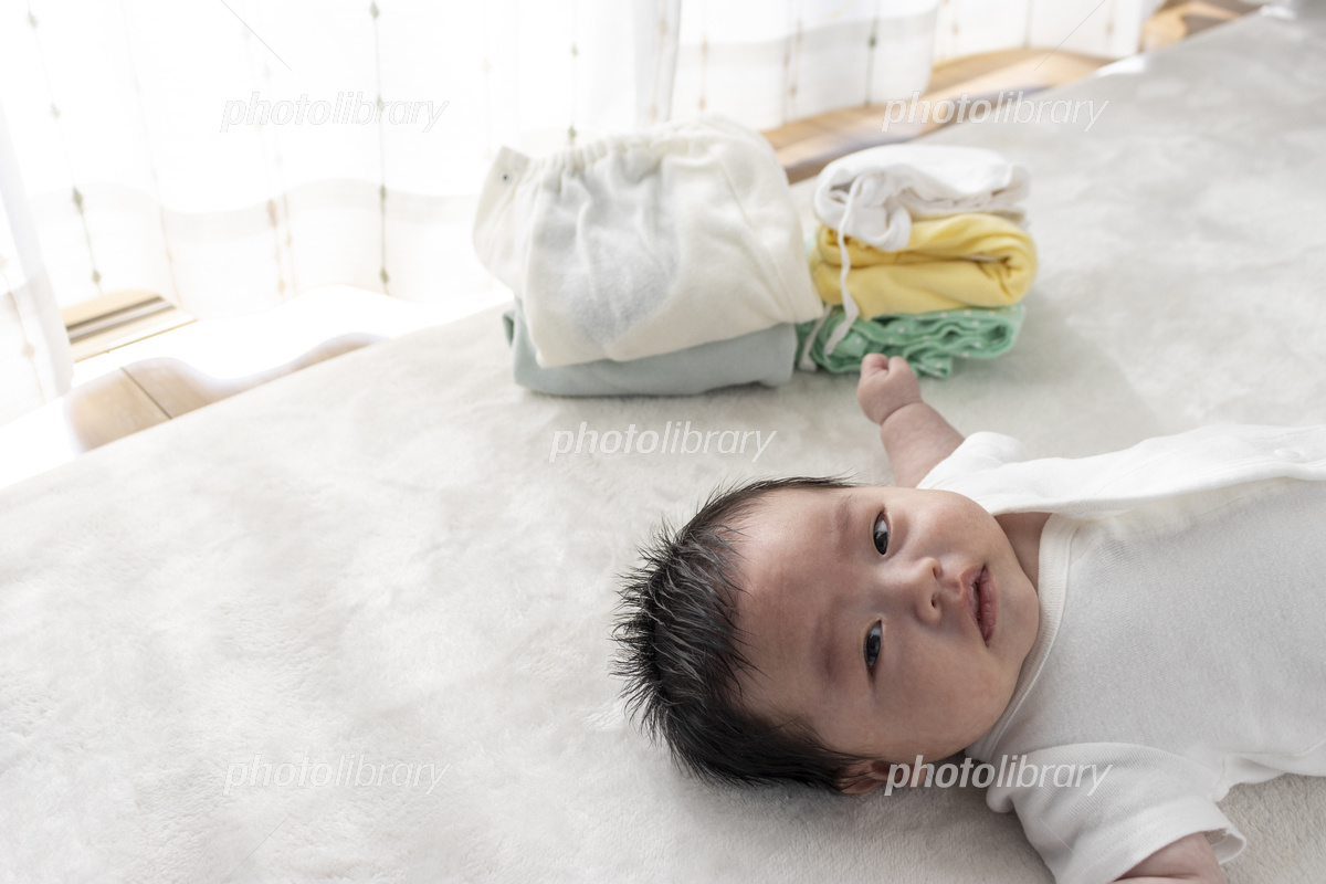 起きている赤ちゃんと畳んだ子供服 0歳2か月 日本人 男の子写真素材7354024- フォトライブラリー photolibrary