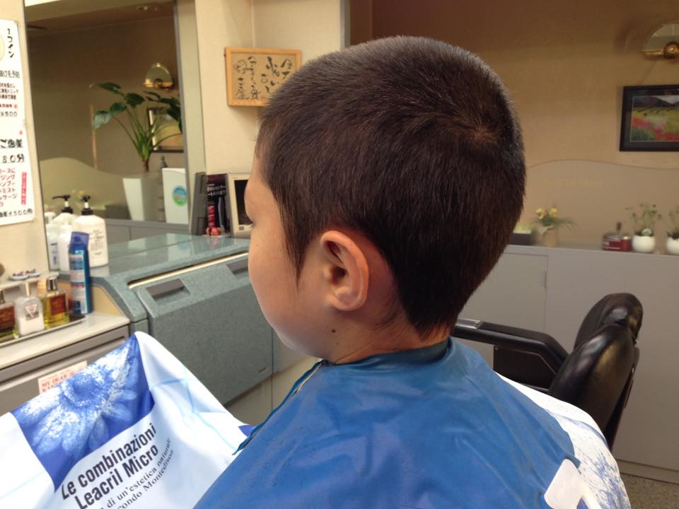 坊主頭の男の子 02336000912 の写真・イラスト素材アマナイメージズ