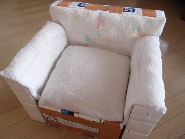 牛乳パック椅子の作り方！大人が座れるくらいの強度も簡単にDIY♪4yuuu