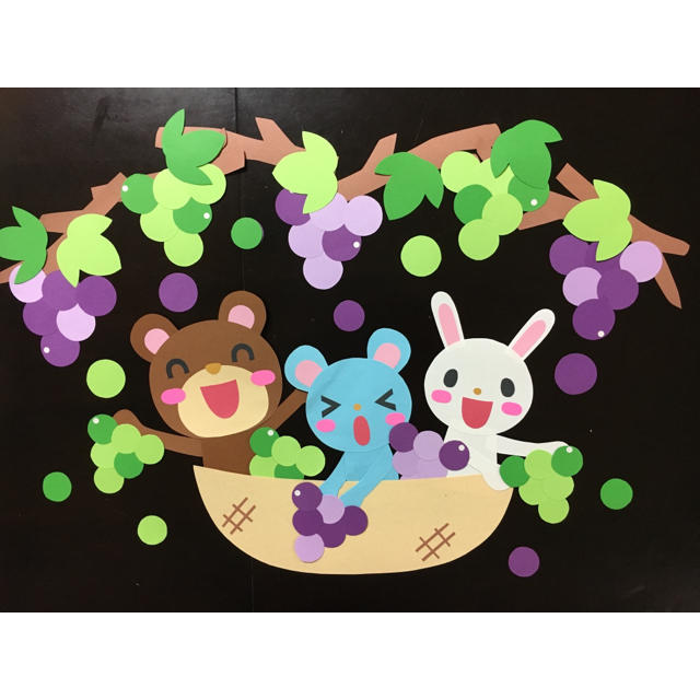 大きい実を採るブドウ狩り』 壁面飾り🍇 ＊ ブドウの木には、大きな実をつけたブドウがたくさん🍇 折り紙風船の大粒のブドウが美味しそう🐿 ＊みんなで完成させる壁面飾りです。 ＊ 「季節のイベントに合わせて作れる かんたん！楽しい壁面かざりアイデア集」 ブティック