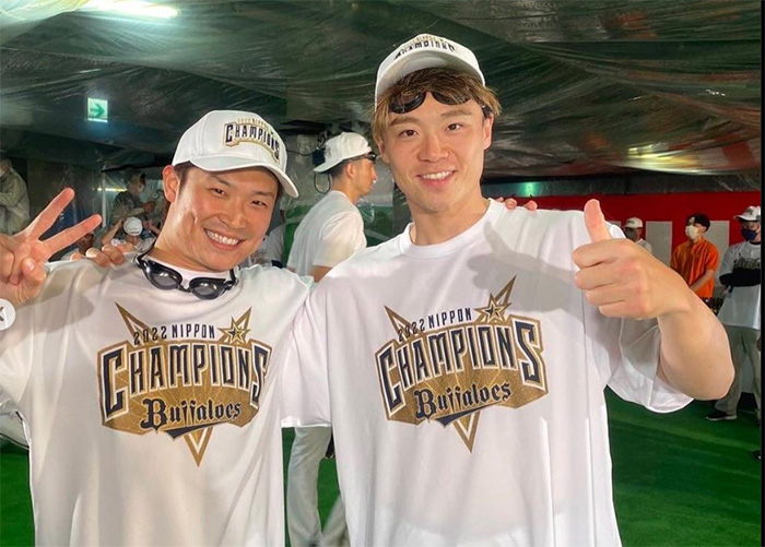 山﨑福也の嫁は3歳年上の一般女性！馴れ初め、家族構成他を調査！とうきょうなまけもの倶楽部